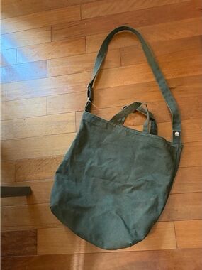 Baggu Duck Bag canvas green tote with an adjustable shoulder strap